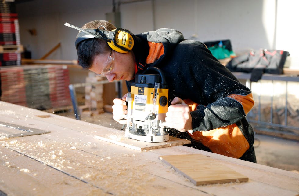 Thomas Hansen er i gang med Tollboden i Nedstrand. Dei første utfresingane er gjort i varme og tørre lokale hos Optimera på Frakkagjerd.
Foto: Alf-Einar Kvalavåg