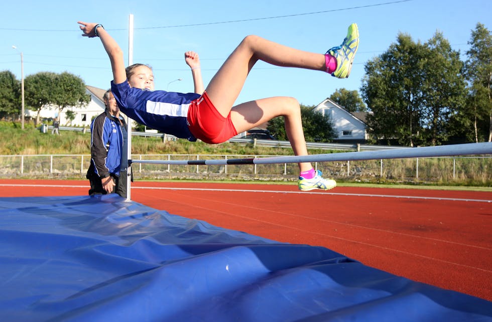 Her setter Tina Aarøy ny pers med 1,25 meter under friidrettstemnet på Frakkagjerd stadion. Minuttar seinare vann ho jenteklassen med eit hopp på 1,30 meter. Imponerande av 12-åringen.
Foto: Alf-Einar Kvalavåg