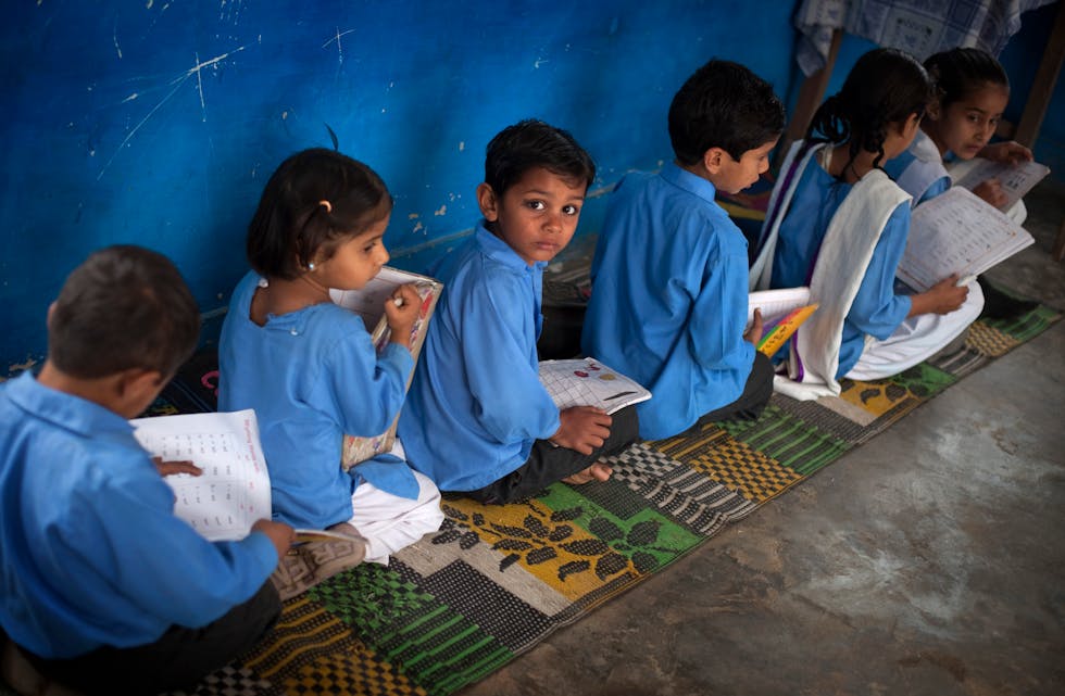 Children attend class at the Government Girls Primary School Pakki Aavaili. / UNICEF has developed a framework for rights-based, child-friendly educational systems and schools that are inclusive, healthy and protective for all children, and where children, families and communities get involved.Kasur, Punjab.