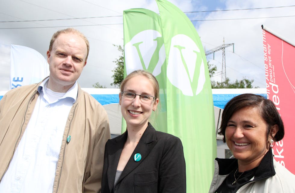 Glad gjeng: Til høgre står gruppeleiar i Tysvær Venstre Torunn Vestbø Gjerde. Ved sida av henne er førstekandidat Iselin Nybøe og andrekandidat Svein Abrahamsen. Bildet blei tatt då partiet stod på stand under årets Slusedag i Skjoldastraumen i juni.
Foto: Mona Terjesen