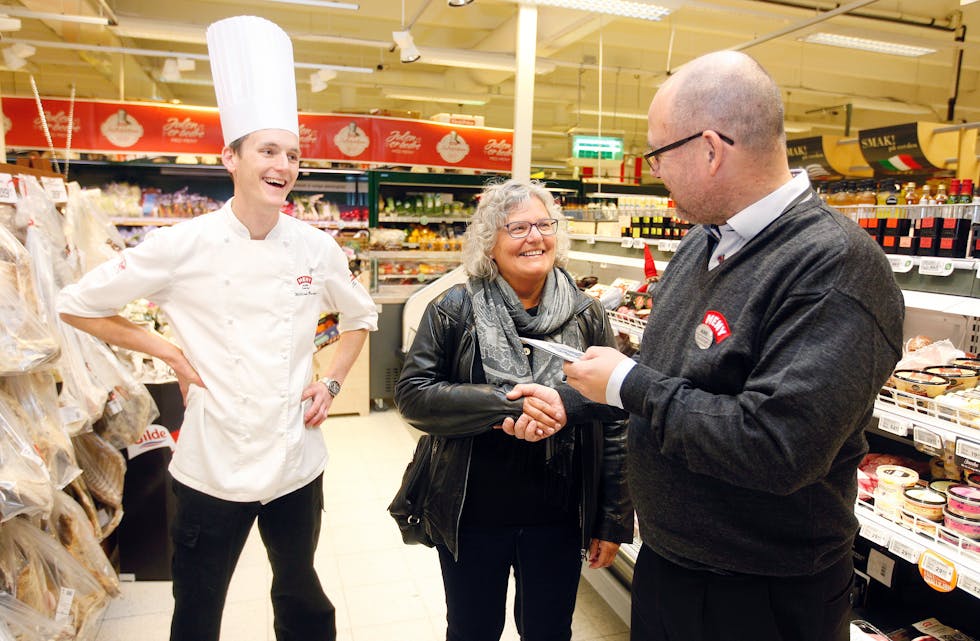 God stemning i Meny-butikken i Aksdal då William Bauge (t.v.) og Rune Stokkeland (t.h.) møtte vinnaren av abonnementskampanjen Signe Elise Nesse.