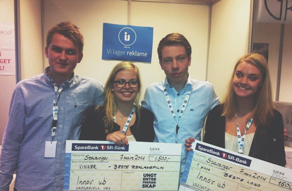 Dagleg leiar Irene Stuhaug Ørke deler ut sjekken på 15.000 kroner til Jan Roger Tjoland. Jan Erik Tjoland og Elise Kalstø Lervåg var også til stades då me besøkte butikken på Oasen Storsenter.
Foto: Alf-Einar Kvalavåg