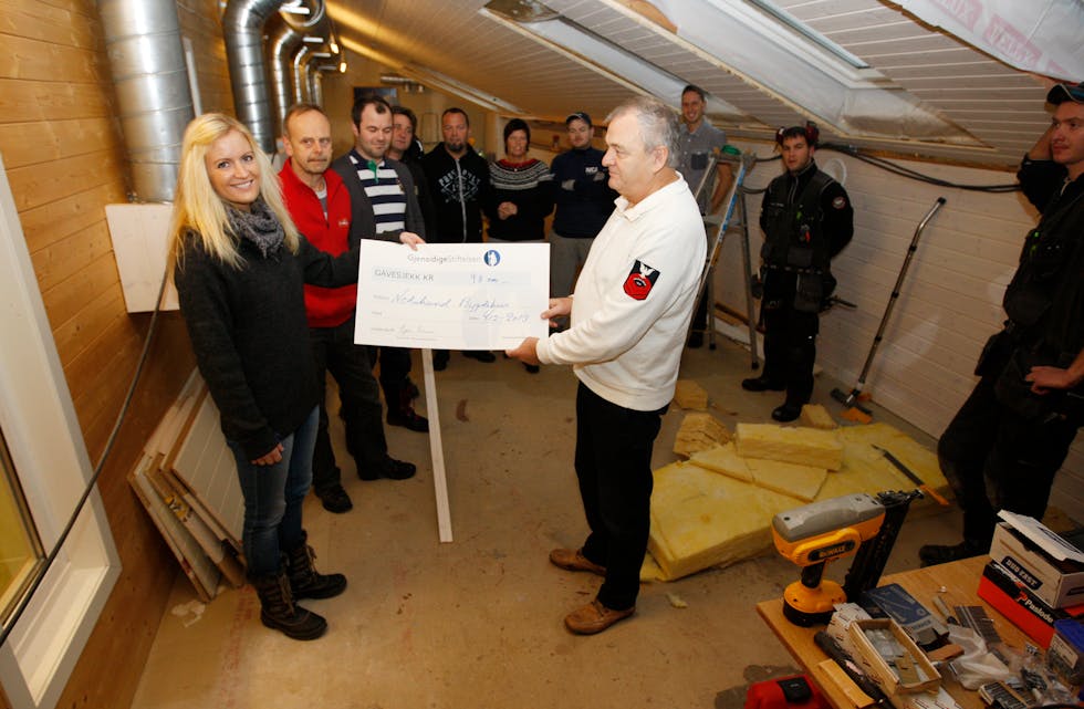 Bjørnar Lund (t.h.) i Gjensidigestiftelsen hadde med seg 98.000 kroner til Birgith Lilleskog og Leiv Askvig (i raudt). Pengane skal gå til treningsrom i Bygdehuset sitt bygg på Hinderåvåg.
Foto: Alf-Einar Kvalavåg