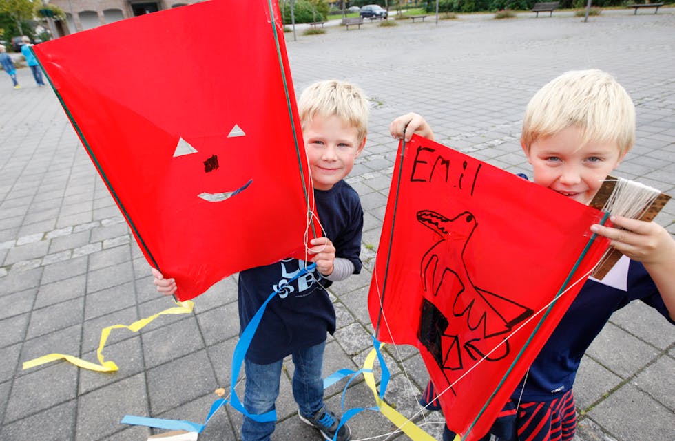 Tobias Dybdal og Emil Fjeldheim storkosa seg med dragane dei hadde bygd. 204 dragar blei laga, laurdag. Foto: Alf-Einar Kvalavåg