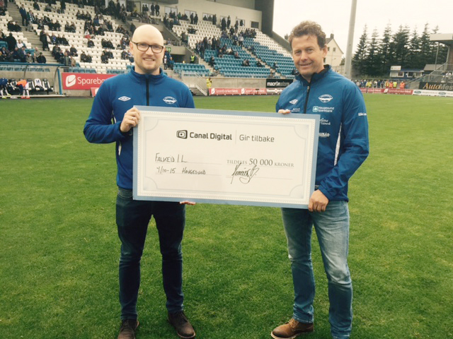 Mikael B. Myklebust og Olav Askeland tok stolt imot den store sjekken på 50.000 kroner fra Canal Digital. 
Foto: privat