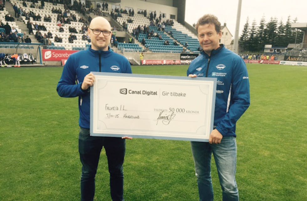 Mikael B. Myklebust og Olav Askeland tok stolt imot den store sjekken på 50.000 kroner fra Canal Digital.
Foto: privat