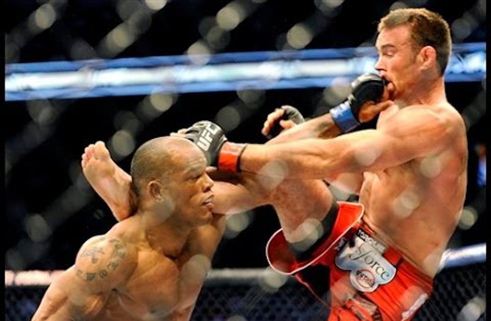 Verdensstjerna Jake Shields besøker MMA-fighter Geir Kåre Nyland sitt senter på søndag. Skjermdump fra Youtube