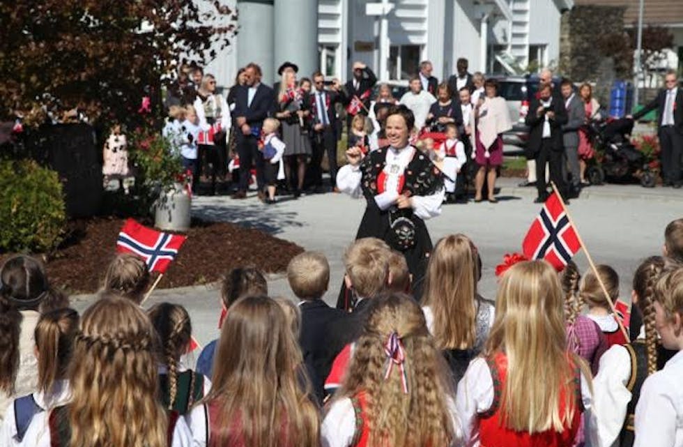 Alltid mye folk og ser på toget på Nedstrand.