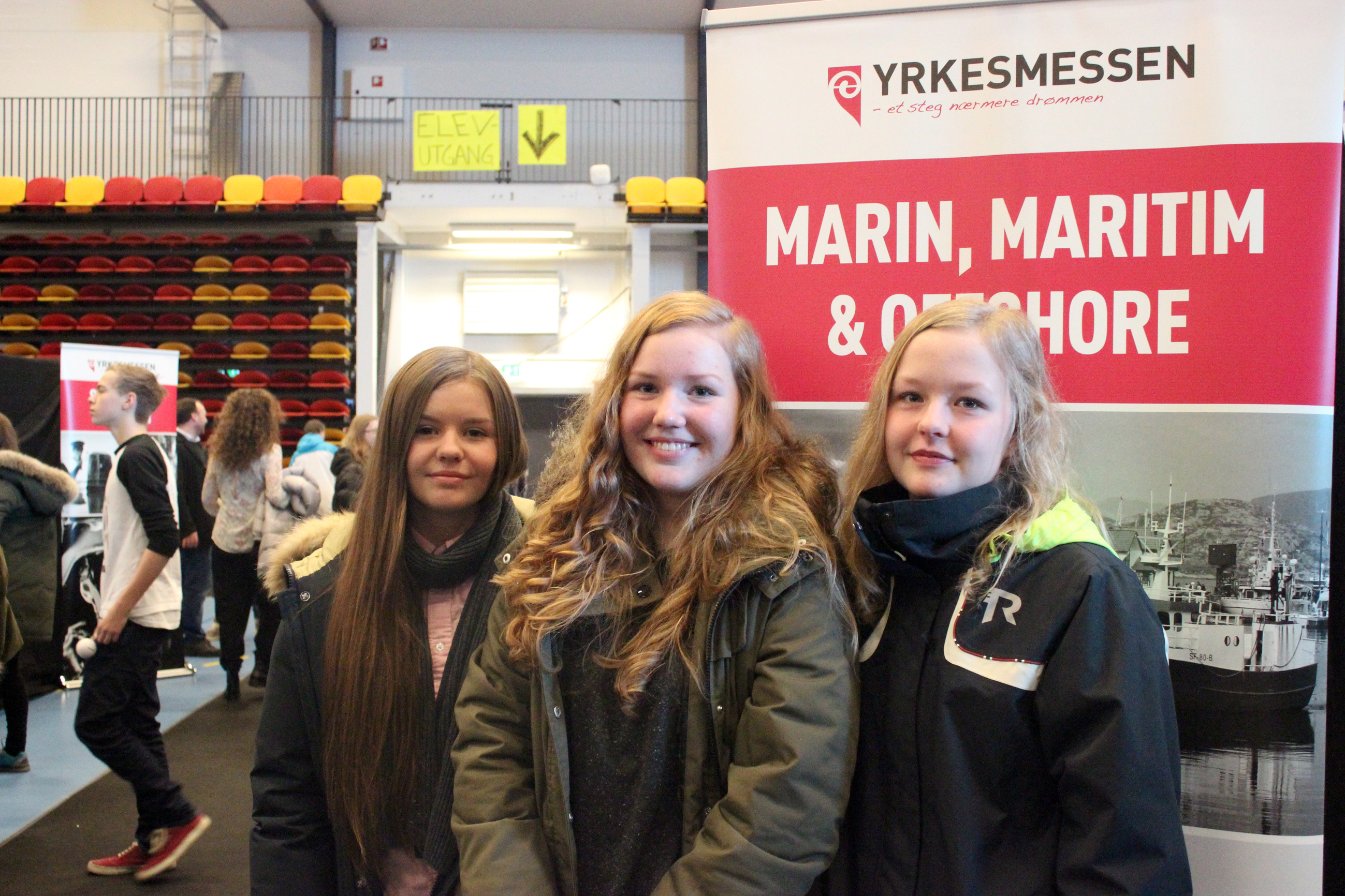 Matilde Sørensen (f.h.), Sarah Sørhaug og Karoline Hettervik fra Tysværvåg barne- og ungdomsskule hadde god nytte av yrkesmessen.
Foto: Karina Søvik