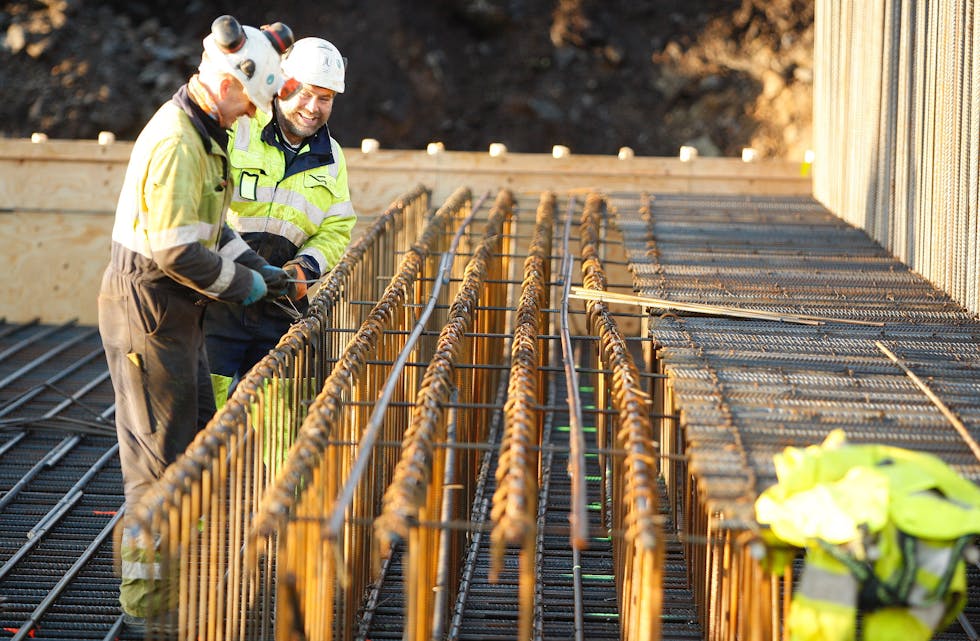 Ludvig Emberland og Knut Ståle Søvik knyt saman armeringsjern etter armeringsjern. Til neste haust kan ein kjøre over E39.
Foto: Alf-Einar Kvalavåg