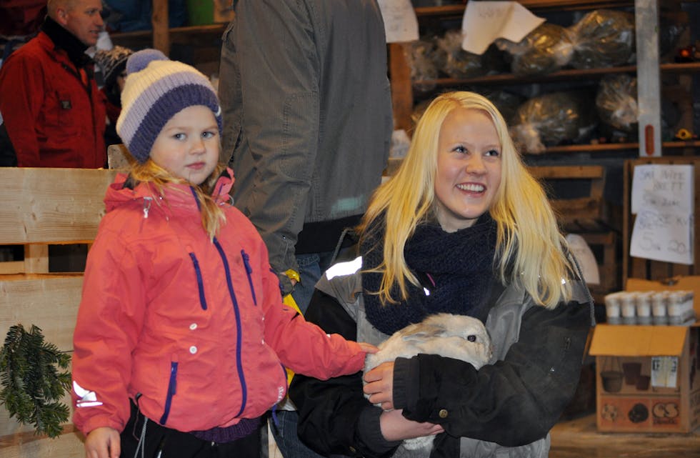Amelia Moe (5) fekk klappa ei av kaninane som elev på Tveit Hanne Øvregård viste fram.