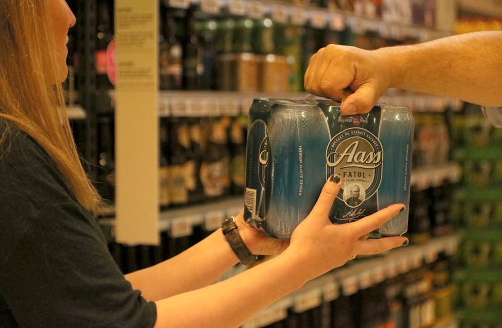 12 prosent av dei spurte i Tysvær meiner det er greitt at ungdom under 18 får med seg alkohol på fest.
Foto: Mona Terjesen