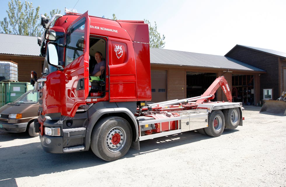 Oddvar Susort på plass i kommunen sin nye lastebil. Om vinteren skal den nyttast til brøyting i ytre delar av kommunen.
Foto: Alf-Einar Kvalavåg