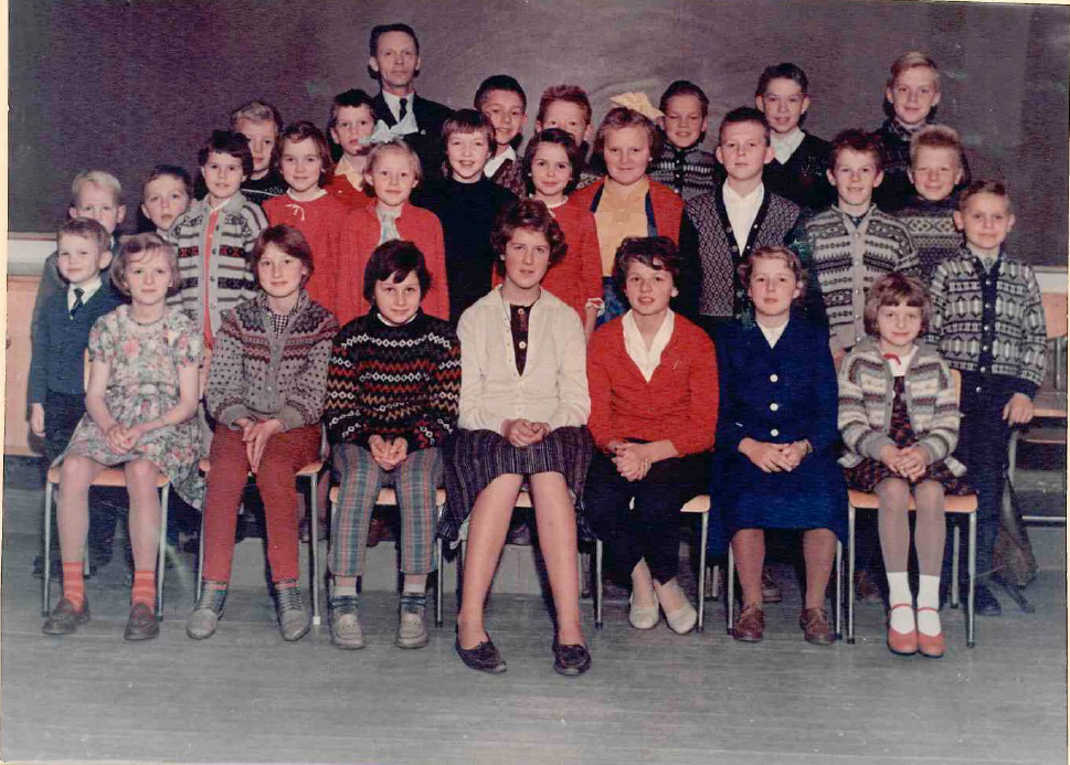 YRKJE SKULE 1961
Venstre 1: Sølvi Stølsvik, Reidun Eide Jacobsen, Inger Kallekodt, Synnøve Eide, Olaug Kristin Østebøvik, Synnøve Bjelland.
Venstre 2: Arnfinn Lund, Knut Helge Østebøvik, Håkon Lindanger, Vigdis Strøm, Ingebjørg Lund, Eli Stølsvik, Guri Ørke, Asbjørg Lund, Odhild Stølsvik, Arne Emil Lindanger, Ernst Ove, Magnar Halvorsen, 
Venstre 3: Karsten Bjelland, Terje Kallekodt, Kristoffer Eide, Odd Stølsvik, Halvard Halvorsen, Aksel Ørke, Ole Arne Straum,
Lærer Ragnvald Lund.