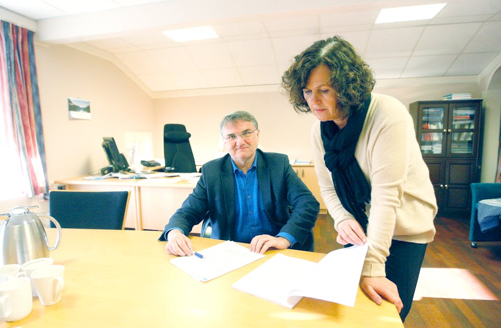 Rådmann Arvid S. Vallestad og skulesjef Eli Krokedal startar nå høyringsprosessen rundt ein «ny» ungdomsskule i Tysvær.
Foto: Alf-Einar Kvalavåg