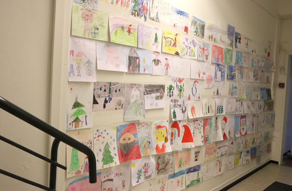 Sjå kor mange herlige teikningar me har fått inn så langt i år. Velkommen innom for ein kikk. Foto: Mona Terjesen