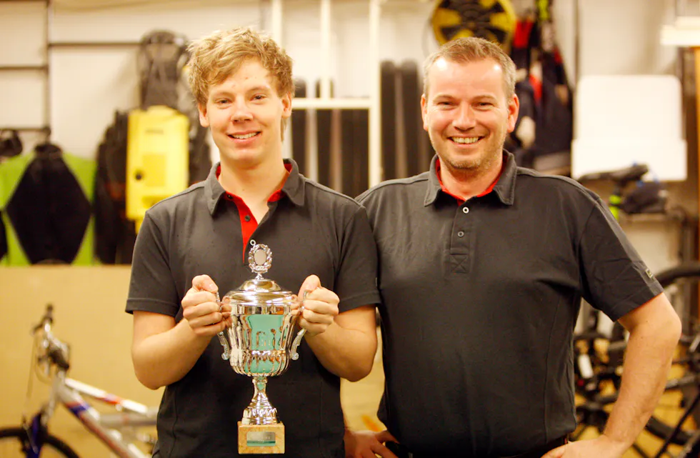 Trond Kenneth Eikeskog (t.v.)har klart å etablere seg blant dei beste biljardspelarane i landet. Her saman med klubbkamerat Bjørn Ellingsen. Foto: Alf-Einar Kvalavåg