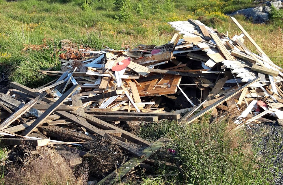 Dette er synet som møtte naboar til Dragavika. Det er ikkje lov å gjere slik, opplyser kommunen som nå tar saka vidare.
Foto: Oddvar Aksdal