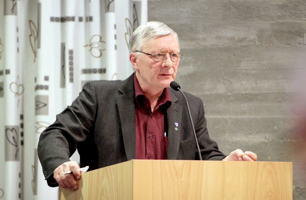 Aasmund Austerheim (SP) meiner Tveit-stiftinga bør få ei gruppe som kartlegger den økonomiske framtida til skulen. Foto: Mona Terjesen