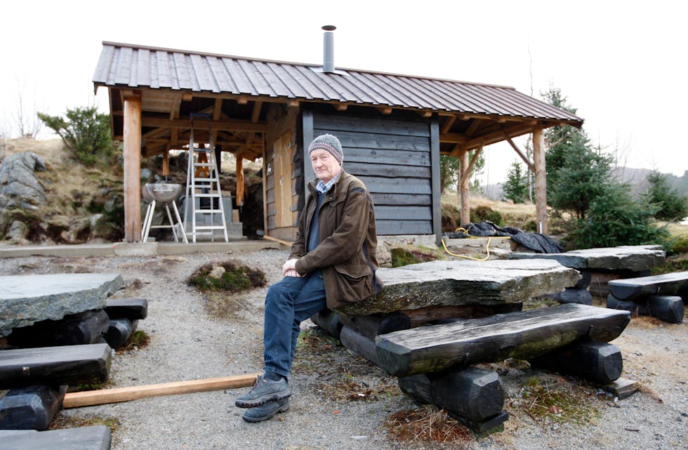 Eldhuset betyr mykje for Åsmund Vae som sist fredag gav seg etter 39 år på Førre skole både som lærar og inspektør.
Foto: Alf-Einar Kvalavåg