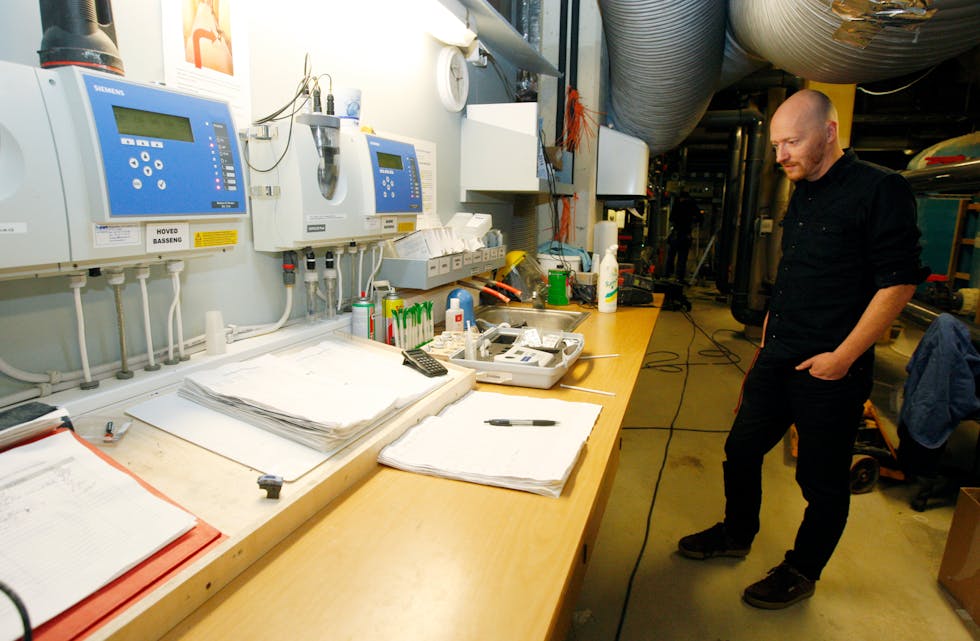 Øystein Simonsen har kontroll over vedlikehaldsjobben. 8. januar skal alt vere klart til nyopning. Foto: Alf-Einar Kvalavåg