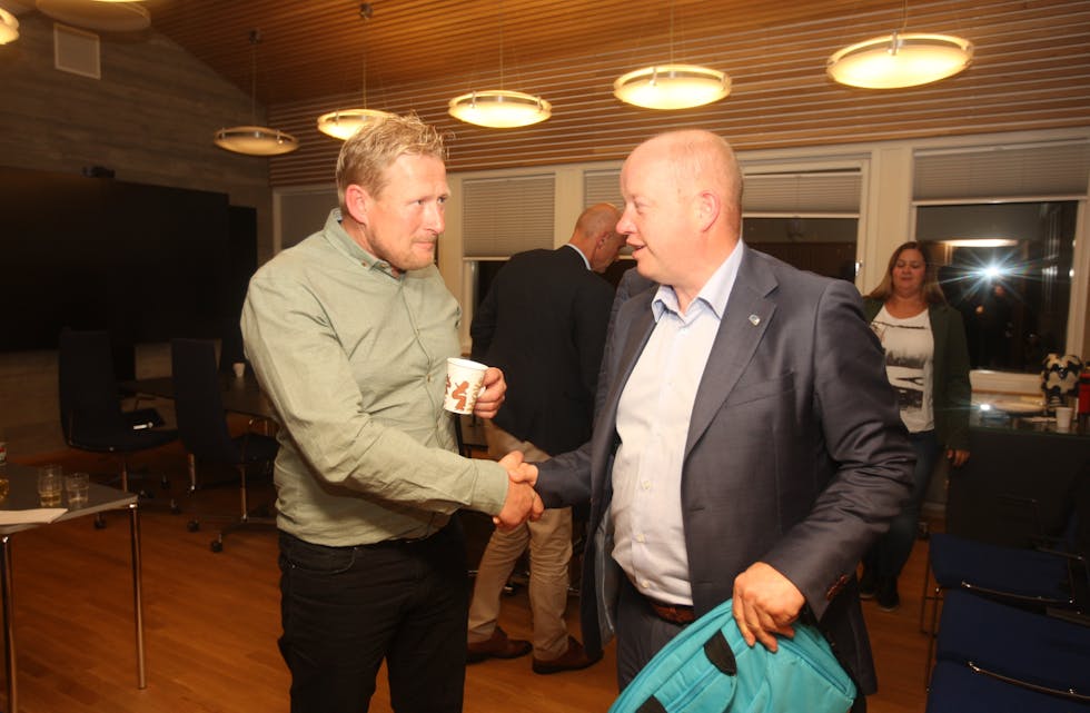 Ola S. Apeland må nok konstatere at Senterpartiet og Sven Ivar Dybdal (t.v.) og Arbeidarpartiet og Sigmund Lier har funne saman. Foto: Alf-Einar Kvalavåg
