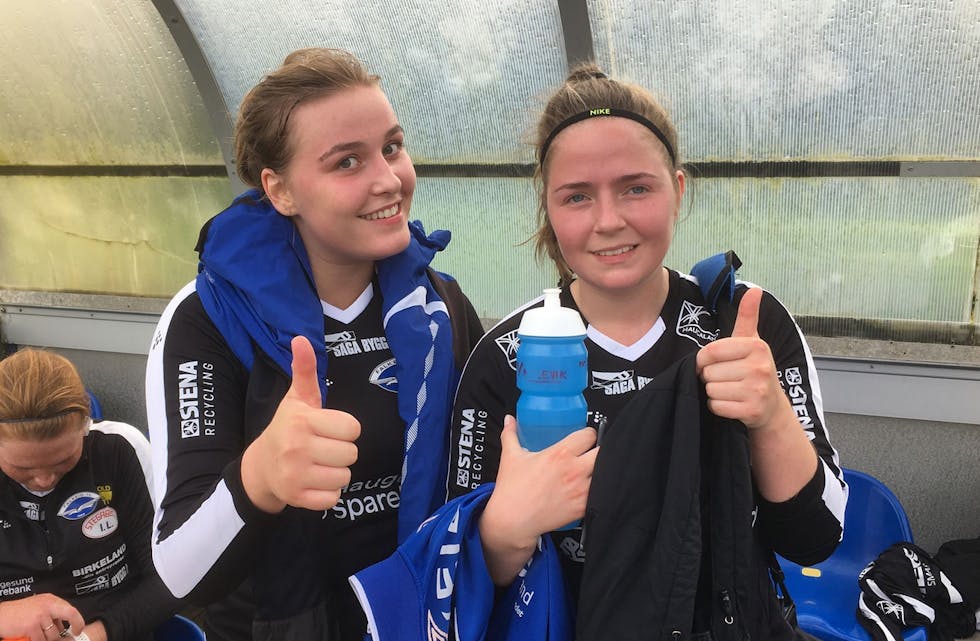 Sannah Solstrand og Frida Thy Narevik er på fotballbanen igjen etter en god stunds pause. foto: Asbjørn Bakken