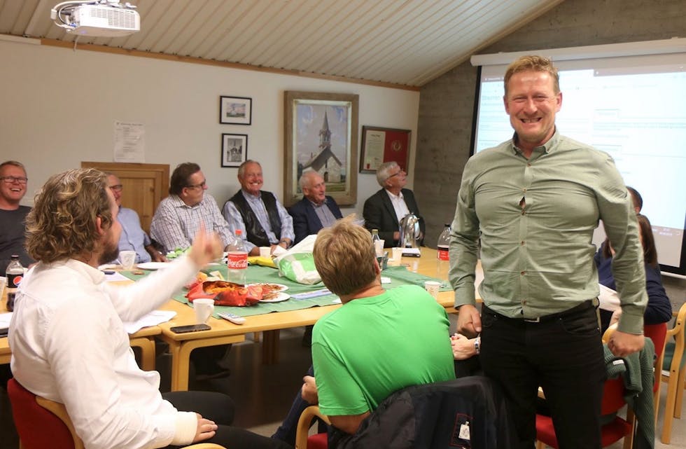Sven Ivar Dybdal har en flott kveld på rådhuset. Foto: Mona Terjesen