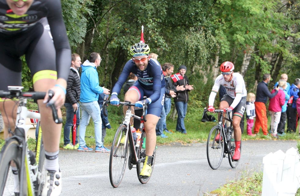 Slik såg det ut i fjor då Knut Ove Kyte og dei andre syklistane kjempa seg til topps i Alvanutvegen.
Arkivfoto: Alf-Einar Kvalavåg