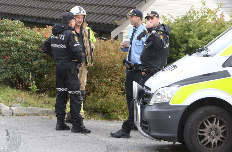 Mannskap fra politi og brannvesen var i dag i Frakkagjerddalen. Røyken viste seg å komme fra et bål. Foto: Alf-Einar Kvalavåg