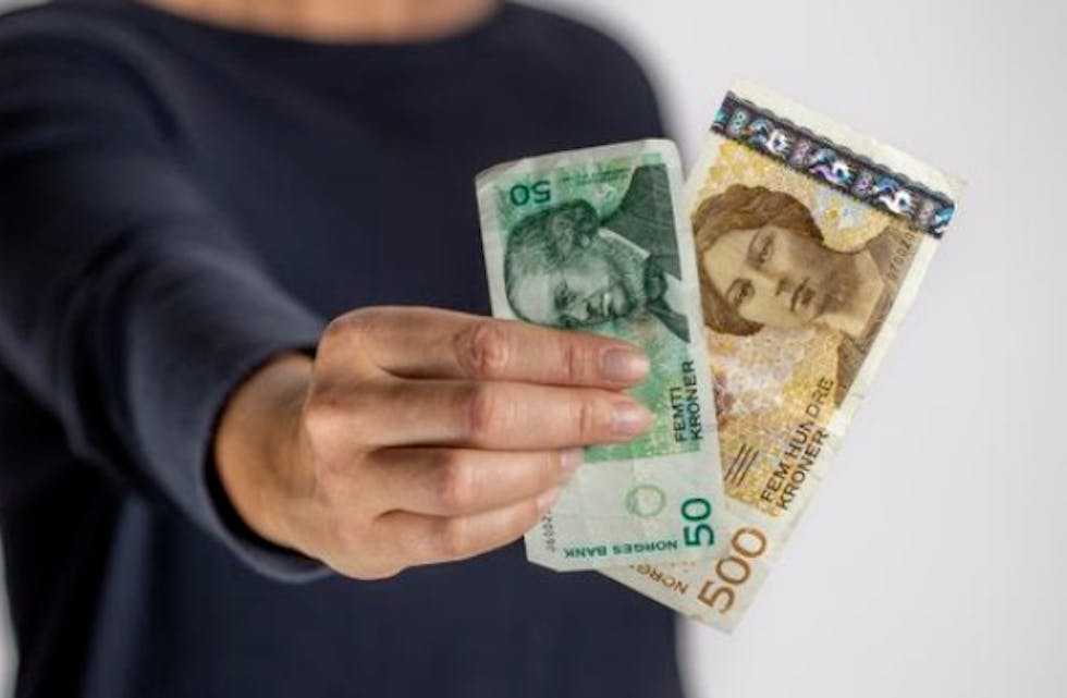 Snart blir de gamle 50- og 500-kronersedlene ugyldige. Norges Bank anbefaler å bytte de ut før 18. oktober. Foto: Norges Bank