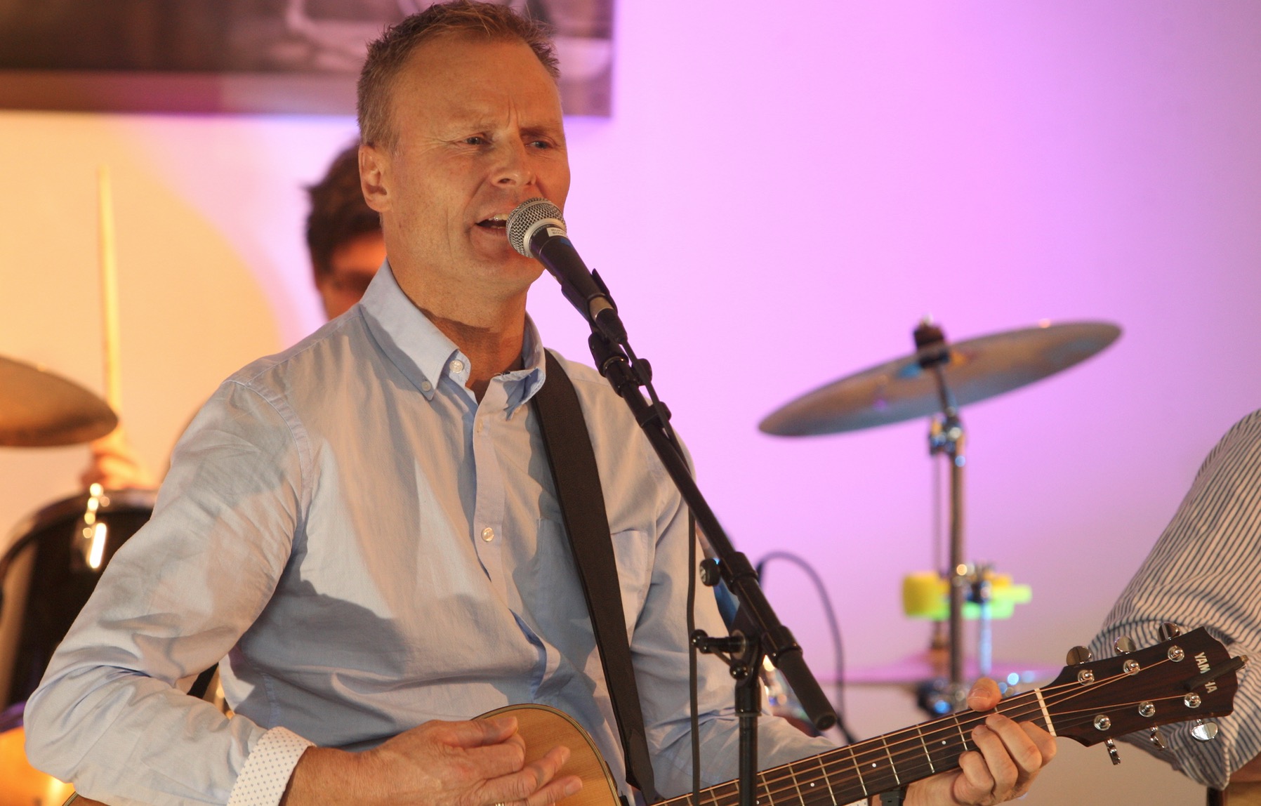 Vokalist og gitarist Lasse Staurland tok i så svetten rant.