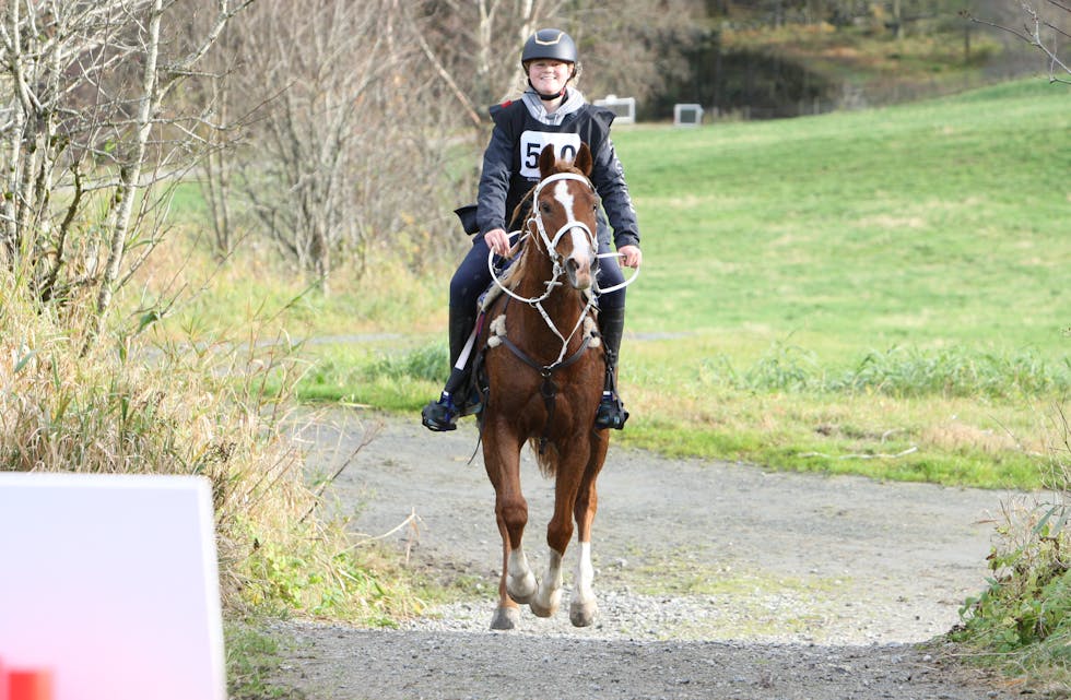 Malene Bakken kom alene til mål og ble suveren juniormester under KM i ditanseriding i dag. Foto: Alf-Einar Kvalavåg