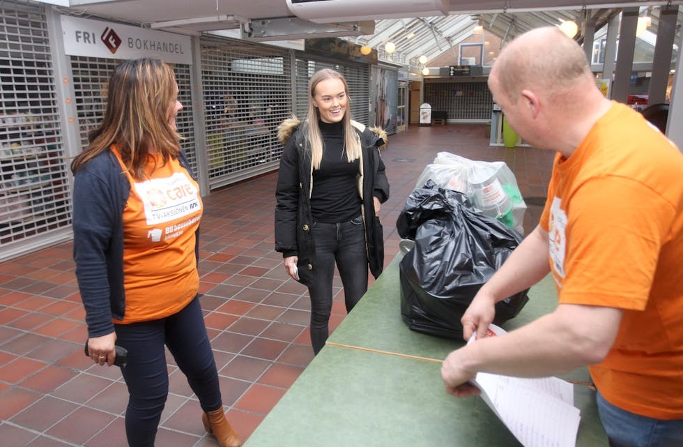 God stemning da Ida Tysse, Sissel Hansen Tysse og Ola Apeland møttes i banken. Foto: Alf-Einar Kvalavåg