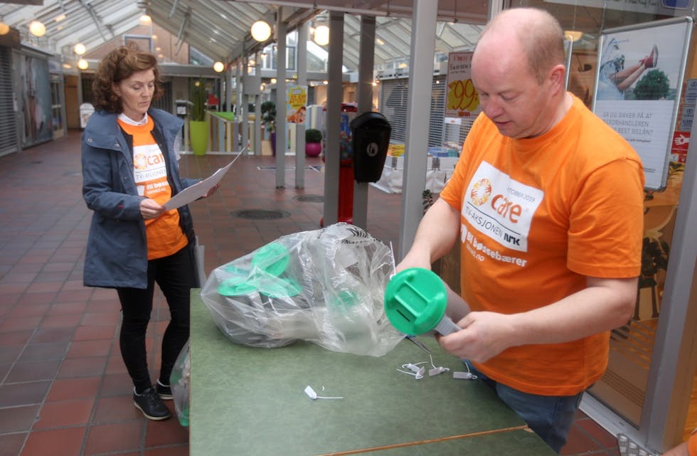 Gunn-Marit LKygre med bøssene fra Frakkagjerd. Foto: Alf-Einar Kvalavåg