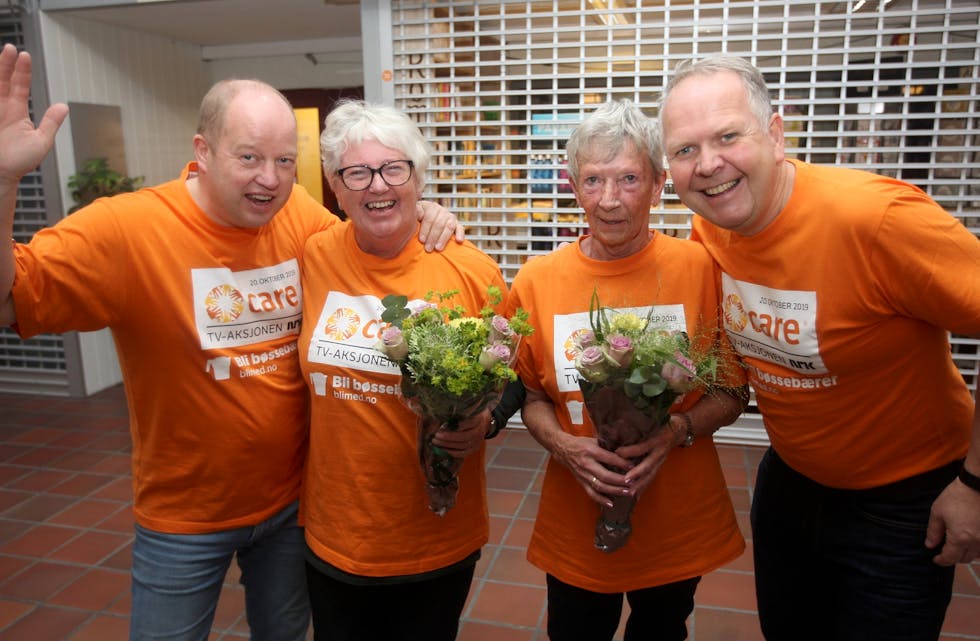 Gunvor Sørli og Grethe Indreland kom til Aksdal med bøssene fra Skjoldastraumen. Ola Apeland og Sigmund Lier tar i mot. Foto: Alf-Einar Kvalavåg