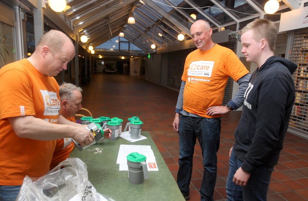 Per Johan og Jostein Lysen kom til Aksdal med bøssene fra Nedstrand. Foto: Alf-Einar Kvalavåg