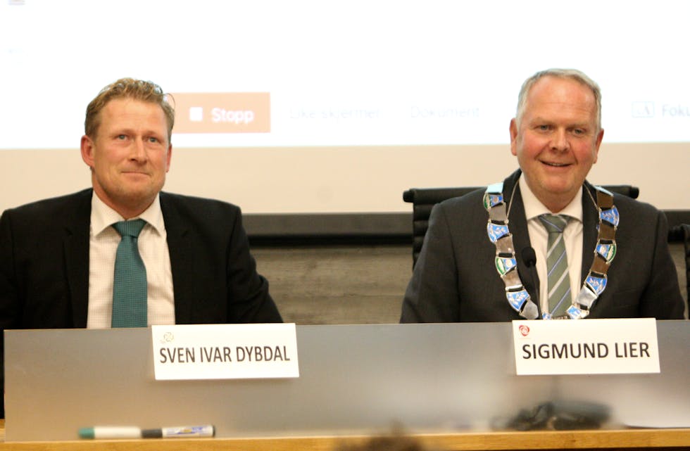 Orfører Sigmund Lier (t.h.) og avløysaren Sven Ivar Dybdal på plass i kommunestyresalen.