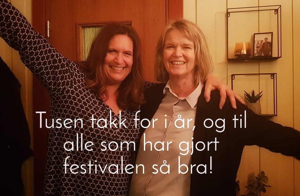 Bjørg Rørtveit og Marit Lothe frå arrangementskomiteen, har god grunn til å smile. 
Foto: privat