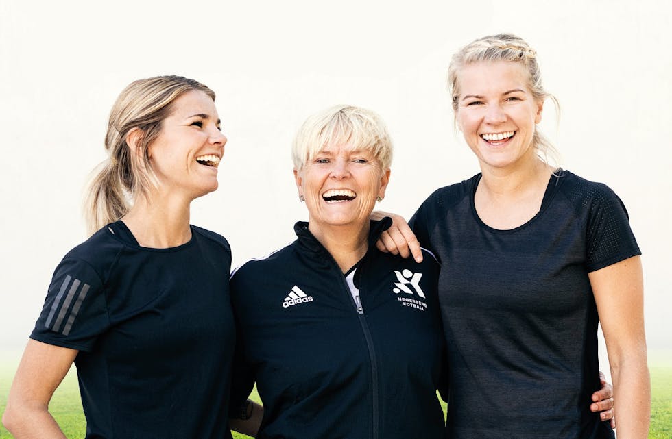 Andrine, Gerd og Ada har opplevd mykje moro på fotballbanen. Neste torsdag kjem Gerd Stolsmo til Skjoldhuset i Grinde for å fortelle om boka «Fotballmamma».
Foto: Kagge forlag
