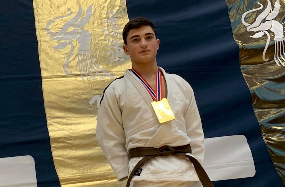 Adlan Movladovitch Ezerhanov med ein av sine tre NM-gull etter junior NM i judo, sist helg.
Foto: privat