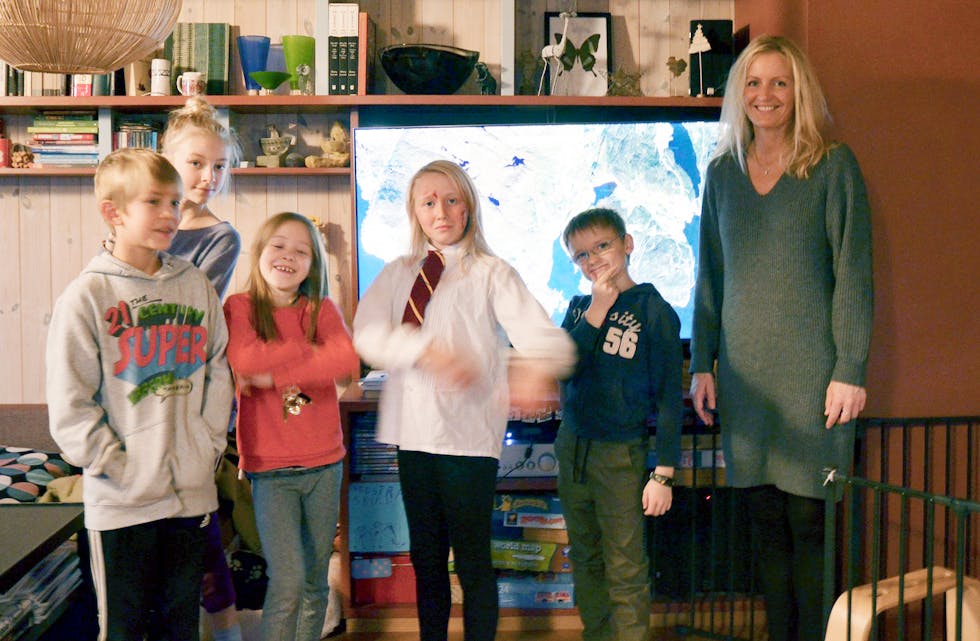 Fra venstre; Nils Silgjerd Monstad, Eili Silgjerd Monstad, Kristina Eike, Livia Eike og Tobias Langballe Skogvold. Her sammen med SP-politiker Birgit Bustad Lilleskog. Foto: Sturle J. Monstad