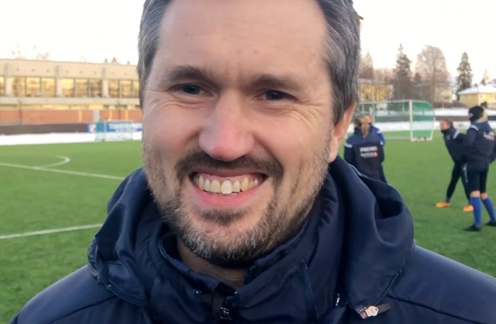 Per Inge Jacobsen har signert for to nye år som hovedtrener for A-lag kvinner.