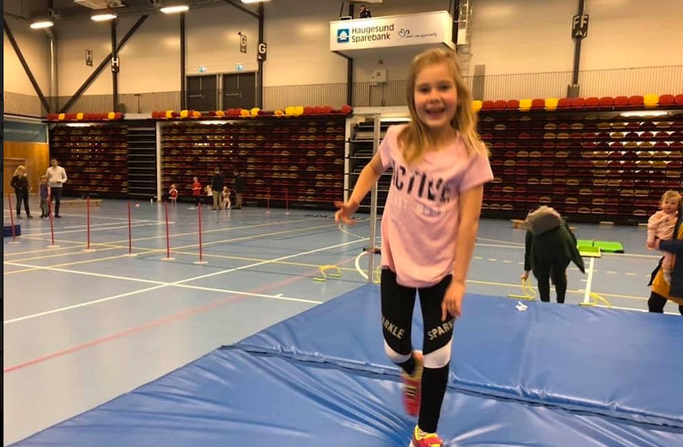 Helene Havn Nesheim 7 år, i gang med høydehopp. Foto: Agnes Rokstad Hettervik.