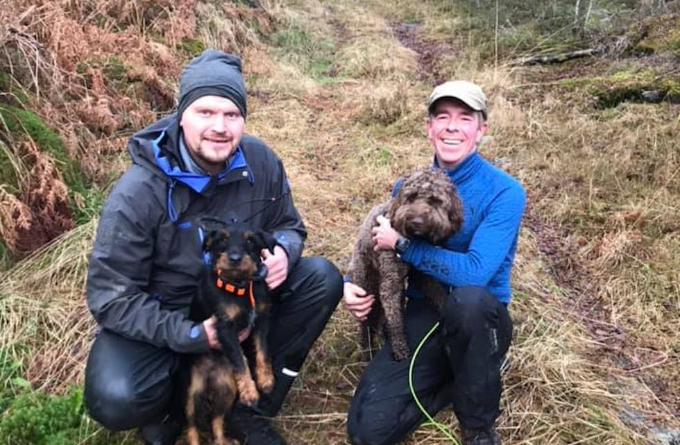Bjarte Eide og hunden hans Lizzy som fant Elio.