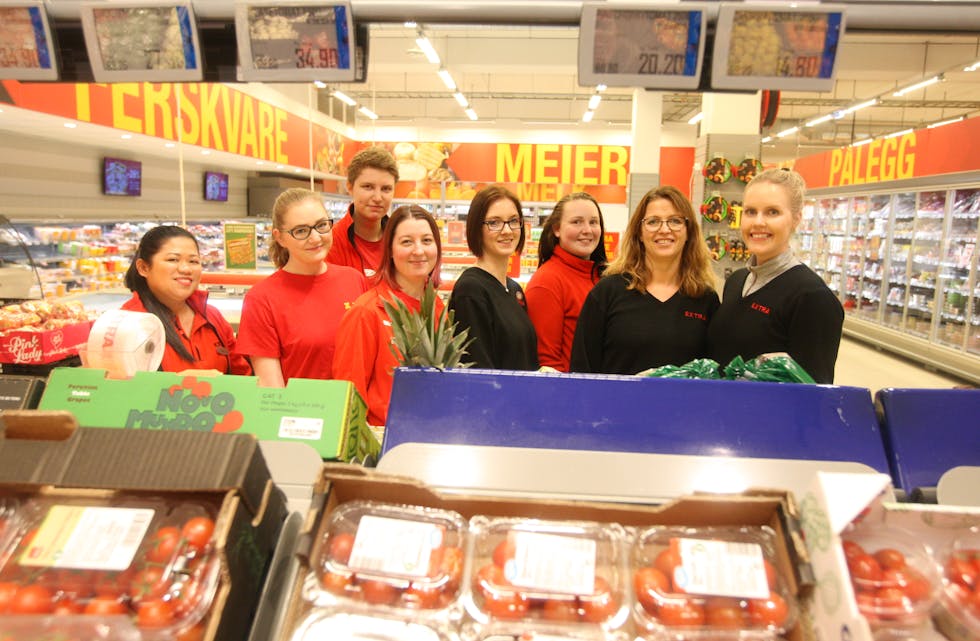 Denne gjengen vil at du skal ha det kjekt når du handlar på Extra Frakkagjerd. I fjor omsette dei for utrulege 116 millionar kroner. Frå venstre: Jesse Jazel Samarita, Elise Leirdal, Ingrid Bjørkelund (bak), Hege Odland, Anne Britt Øvretveit, Camilla Damgaard, Eldbjørg Øygarden og Aina Bråtveit.
Foto: Alf-Einar Kvalavåg