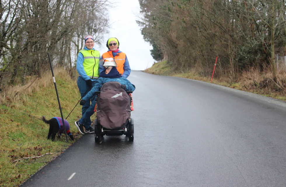 Dagens høydepunkt for funksjonshemmede Frida Emberland er når mamma Nina og søster Siv tar henne med ut på tur.
Foto: Marit Tvedt