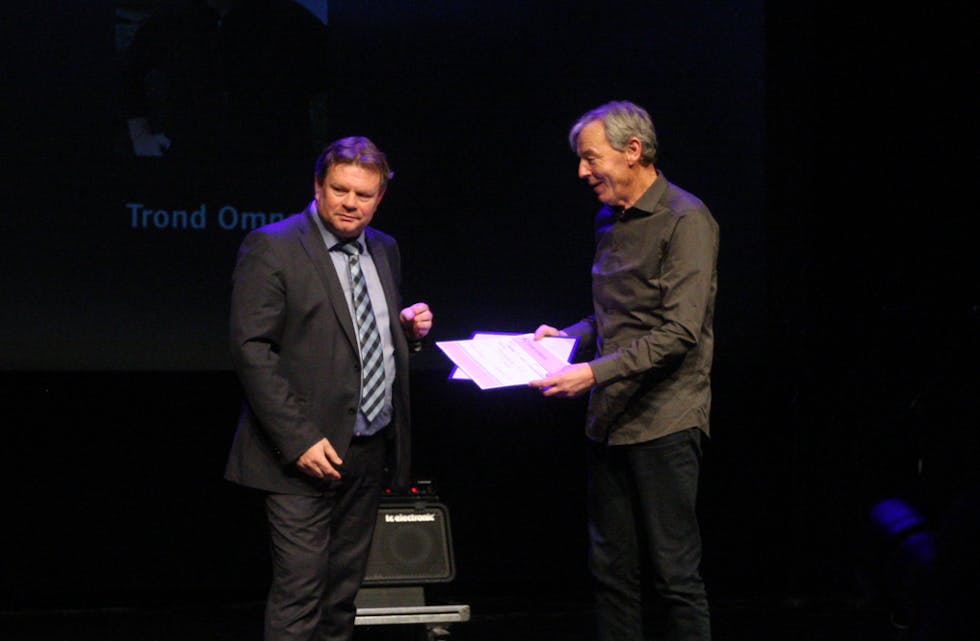 Redaktør Alf-Einar Kvalavåg delte ut frivilligprisen til Trond Omnes. Foto: Brit Iren Meland