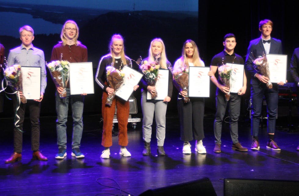 Birgith Bustad Lilleskog og Sigmdun Lier delte ut Tysværdiplom til disse dju ungdommene. Foto: Alf-Einar Kvalavåg