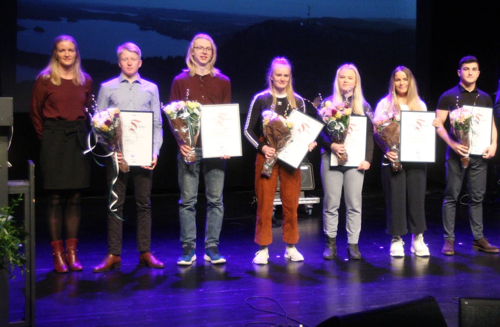 Birgith Bustad Lilleskog og Sigmdun Lier delte ut Tysværdiplom til disse dju ungdommene. Foto: Alf-Einar Kvalavåg